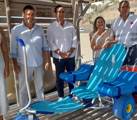 San Bartolomé de Tirajana ontvangt drie aangepaste stoelen om de zorg voor mensen met een beperking te versterken